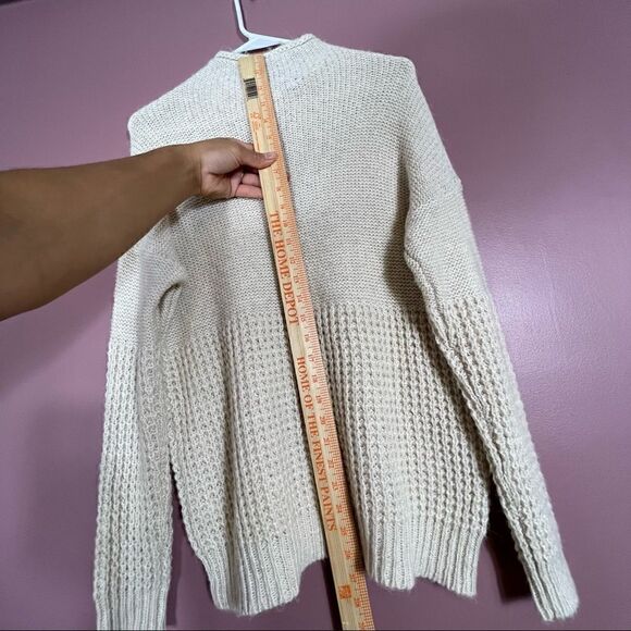 American Eagle Cream Soft Knit Sweater Size Medium - Picture 8 of 8